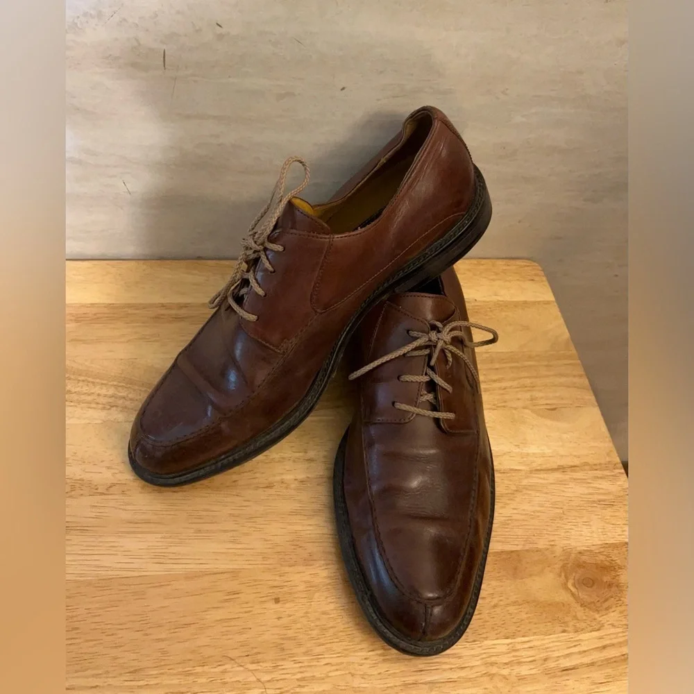 Johnston & Murphy brown leather split-toe derby dress shoe.